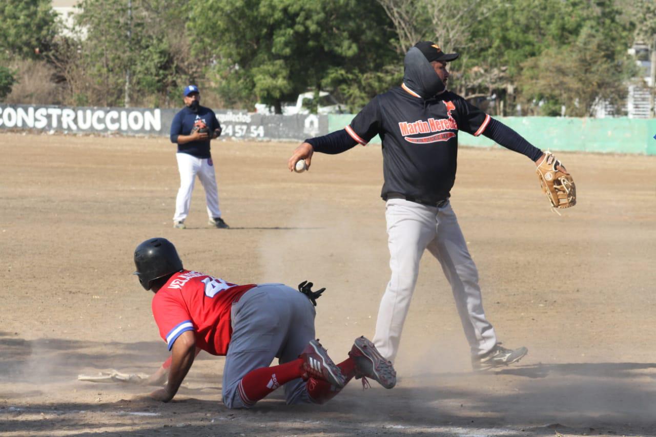 $!Toma ventaja The Golden Zone en los playoffs de la Liga de Taxis Verdes