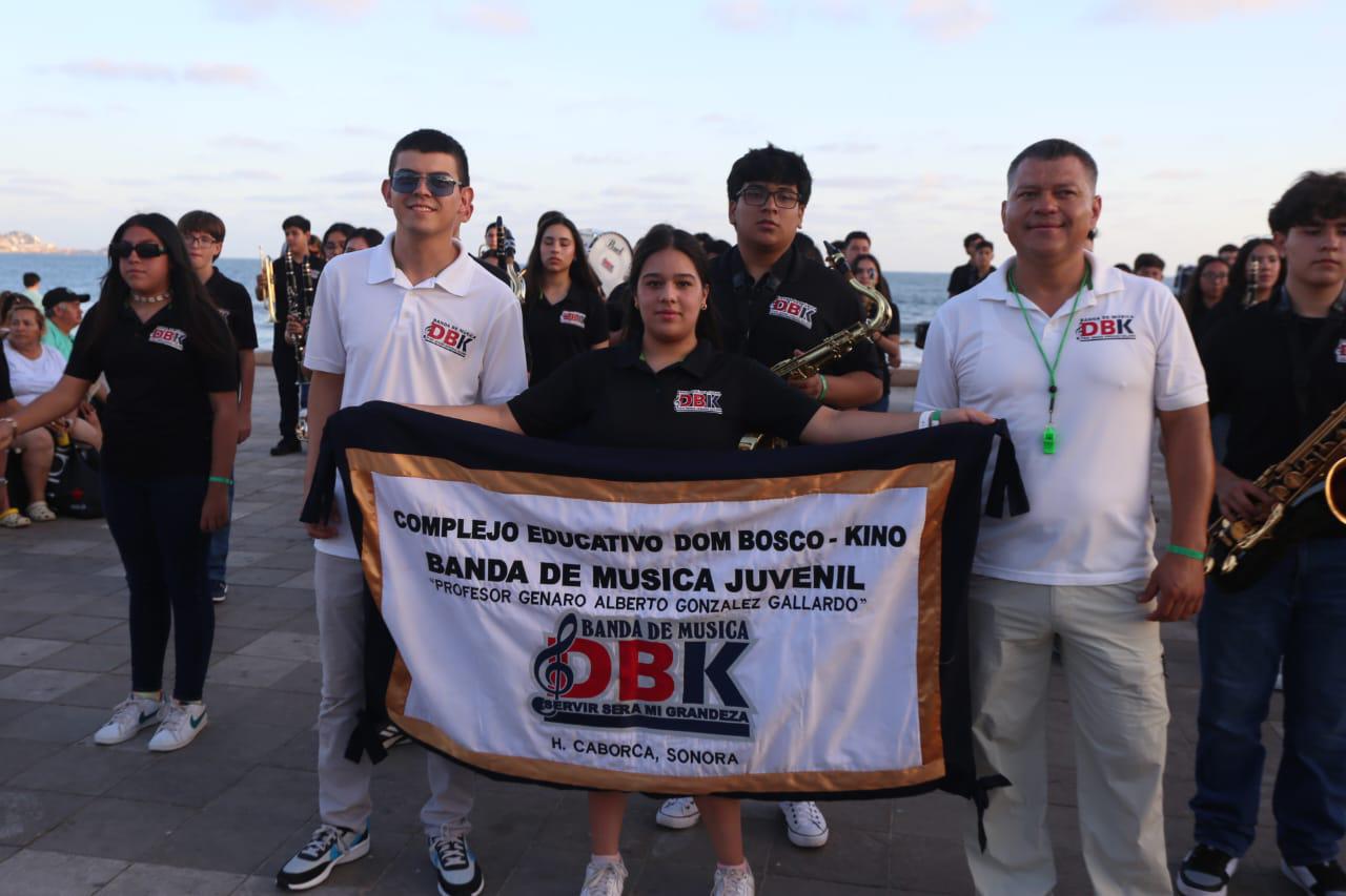 $!La Banda de Música Juvenil DBK “Profesor Genaro A. González”, se hizo presente sobre el malecón porteño.