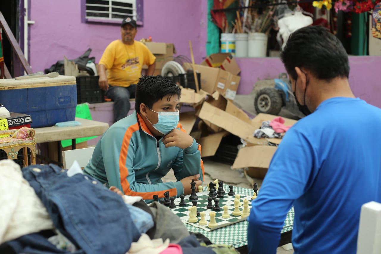 $!¿Le sabes al ajedrez? En Mazatlán, Luis te reta a ganarle una partida en el tianguis de la Juárez
