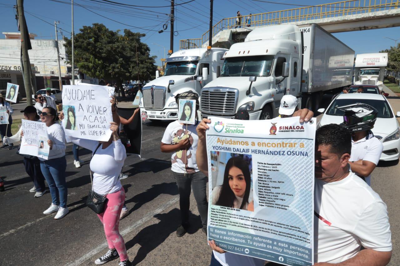 $!Bloquean Carretera Internacional, en Urías, para exigir el regreso de Yoshimi y su esposo
