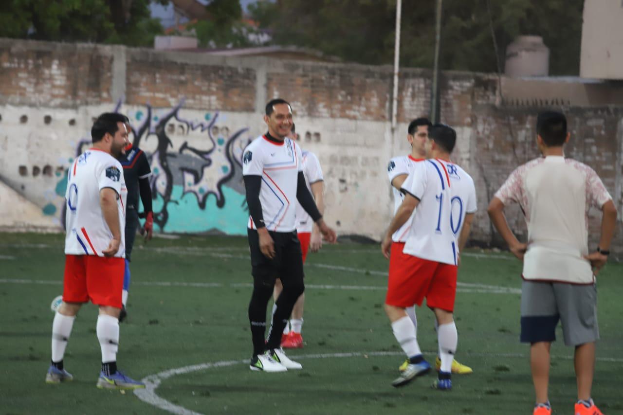 $!Rodolfo Cota se echa una cascarita en Mazatlán