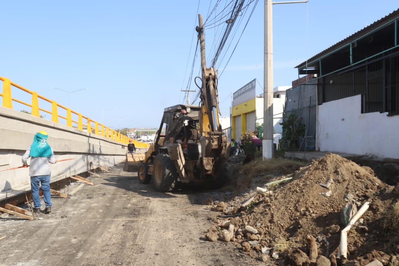 $!Obras inconclusas en nuevo puento agravan el tráfico en el Libramiento Colosio, en Mazatlán