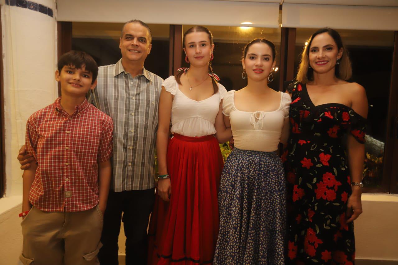 $!Aldo Campos y Rita Peraza con sus hijos Aldo José Campos, Eva y María Cristina Campos.