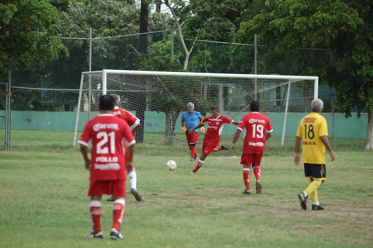 $!El líder Amigos del Muralla no pasa del empate ante Clínica del Sol en la Veteranos Platino