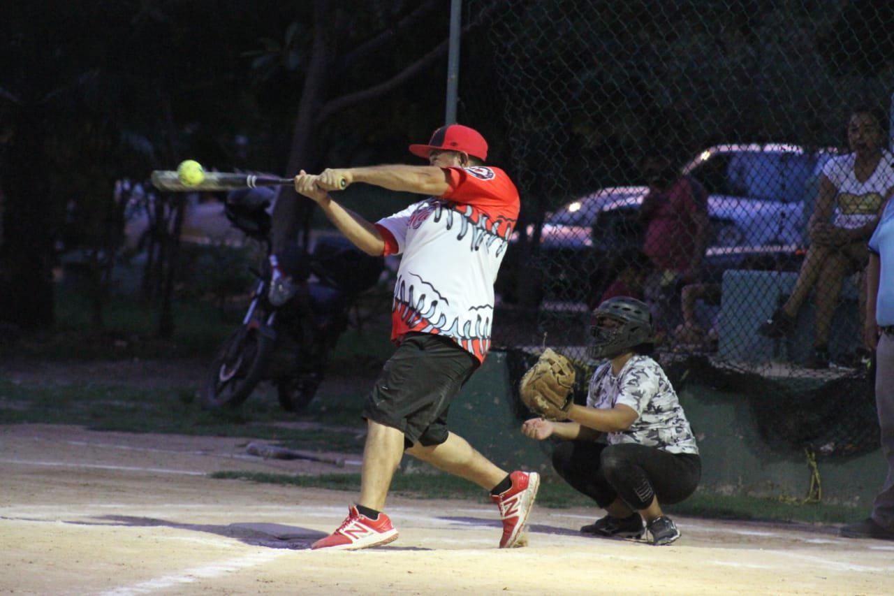 $!Bird deja el liderato, pero está seguro en los playoffs de la Liga de Softbol Municipal