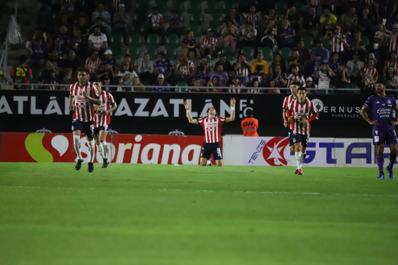 $!Mazatlán rescata el empate en un partido de locura y drama frente a las Chivas