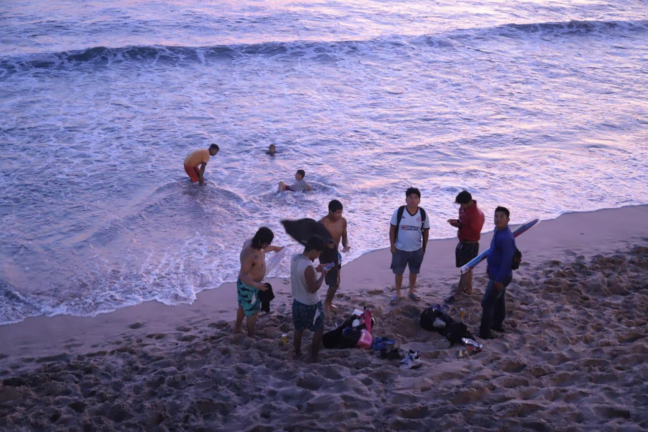 $!Se retiran turistas de playas de Mazatlán con la puesta del sol