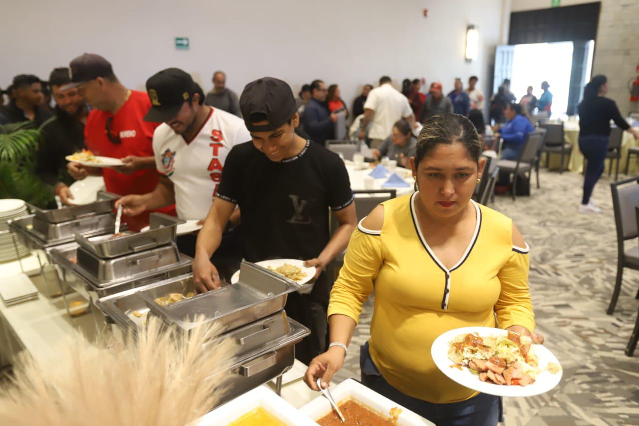 $!Premian a héroes de la limpieza en Mazatlán
