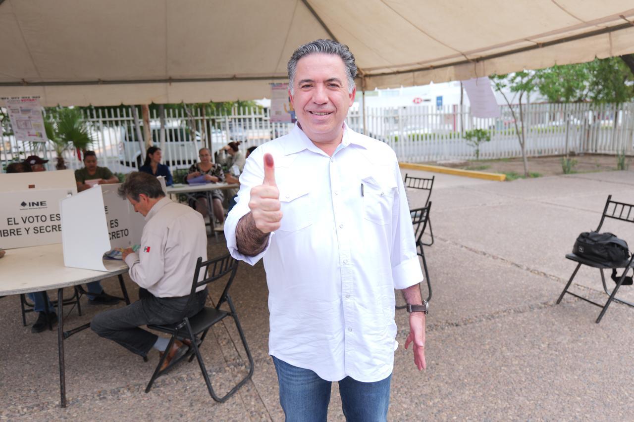 $!Senador Enrique Inzunza emite su voto en Culiacán en la elección judicial