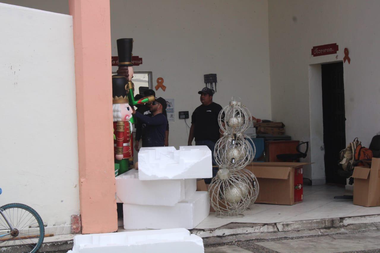 $!Por lluvias remueven decoración decembrina en Palacio Municipal de Rosario