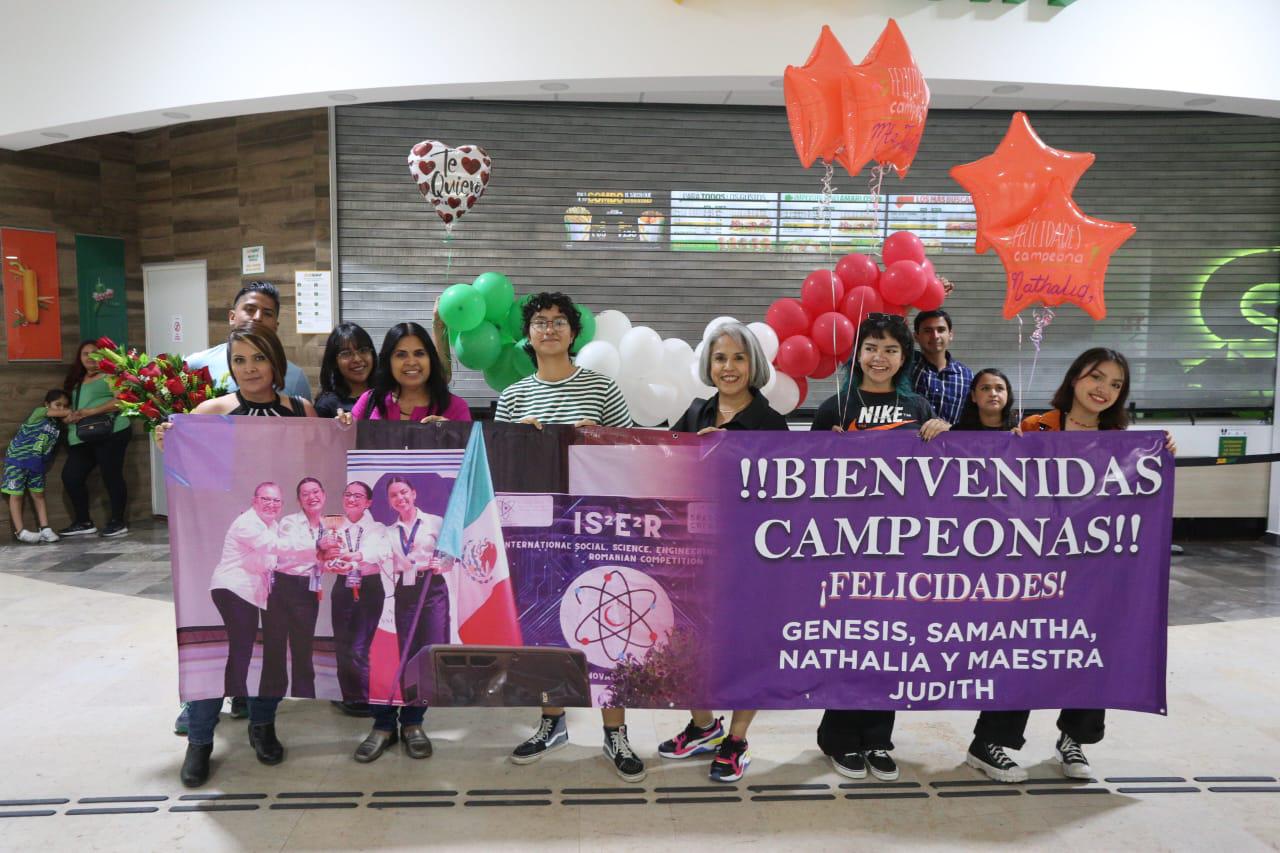 $!Llegan a Mazatlán las estudiantes ganadoras del oro en Rumania
