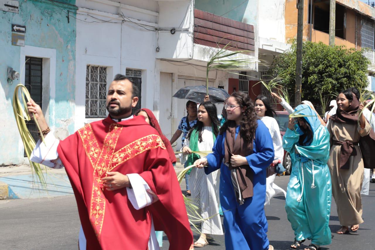 $!Jóvenes de Mazatlán representan la entrada triunfal de Jesús a Jerusalén