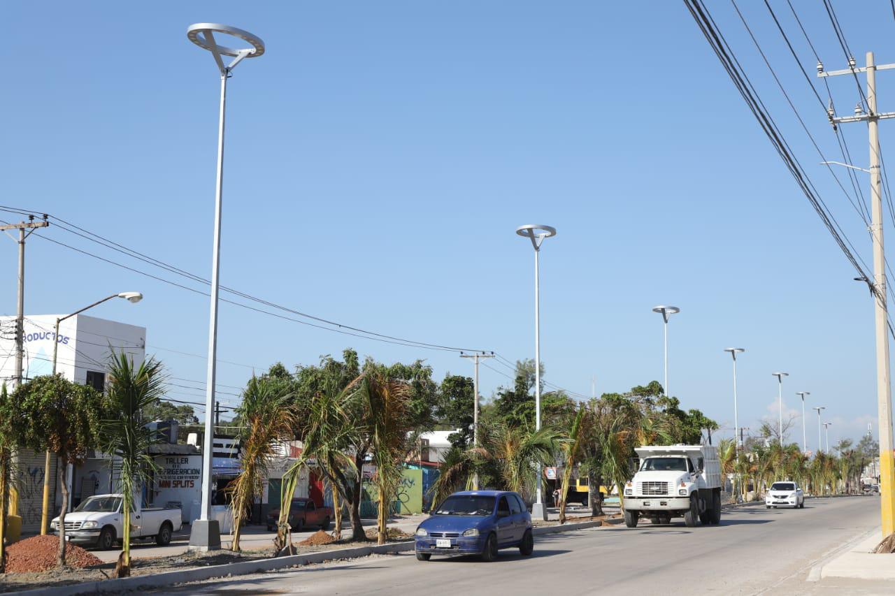 $!Embellecen camellón central y colocan lámparas led en Avenida Gabriel Leyva, en Mazatlán