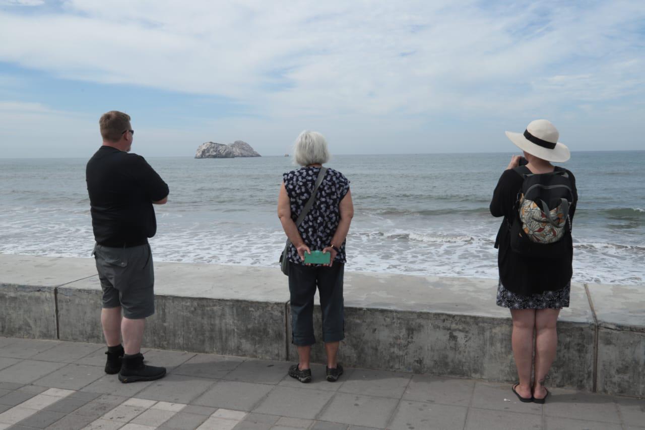 $!Nadan dos ballenas frente a la playa de Olas Altas, en Mazatlán