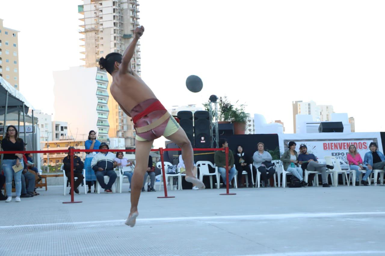 $!Dan exhibición de Ulama en el Parque Central en Mazatlán