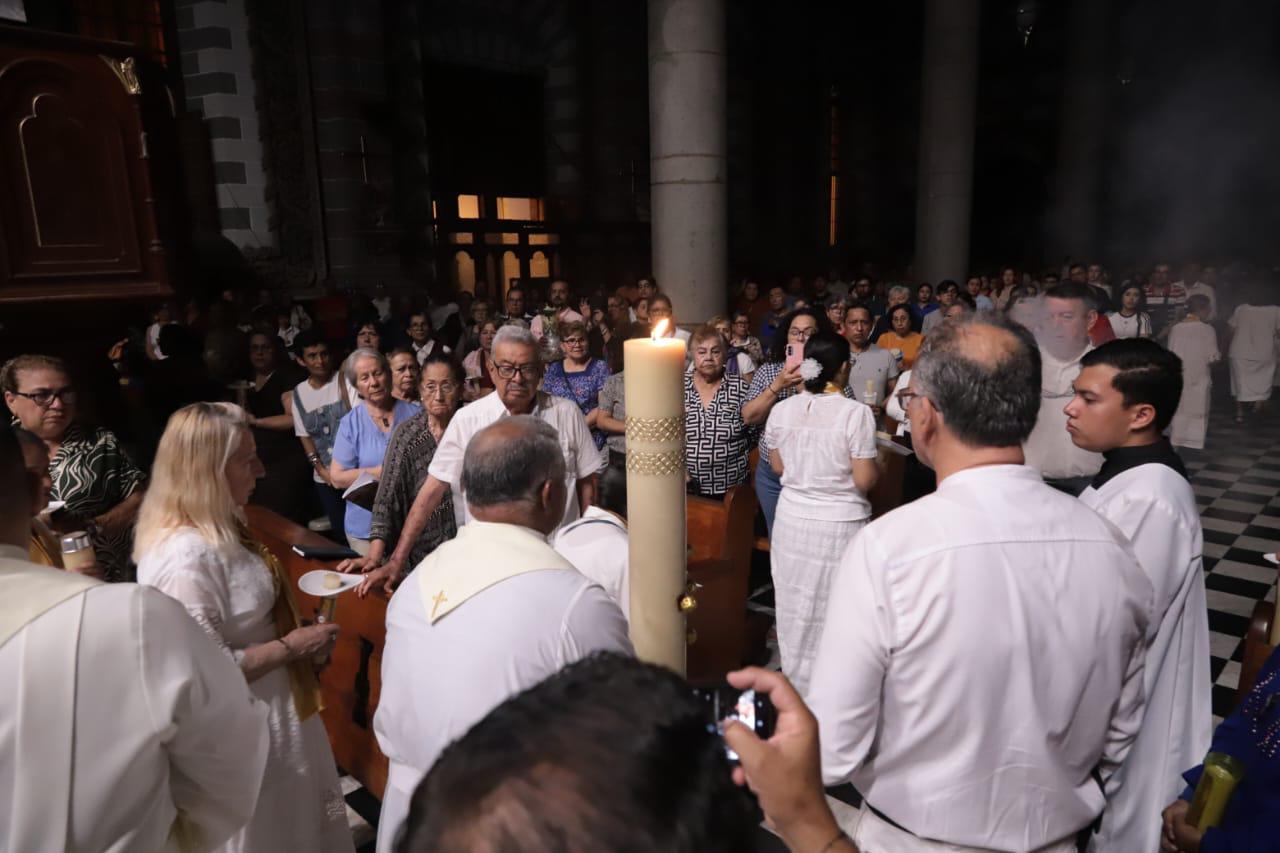 $!Llaman en la Vigilia Pascual en Mazatlán a vivir con generosidad, fe y esperanza renovada