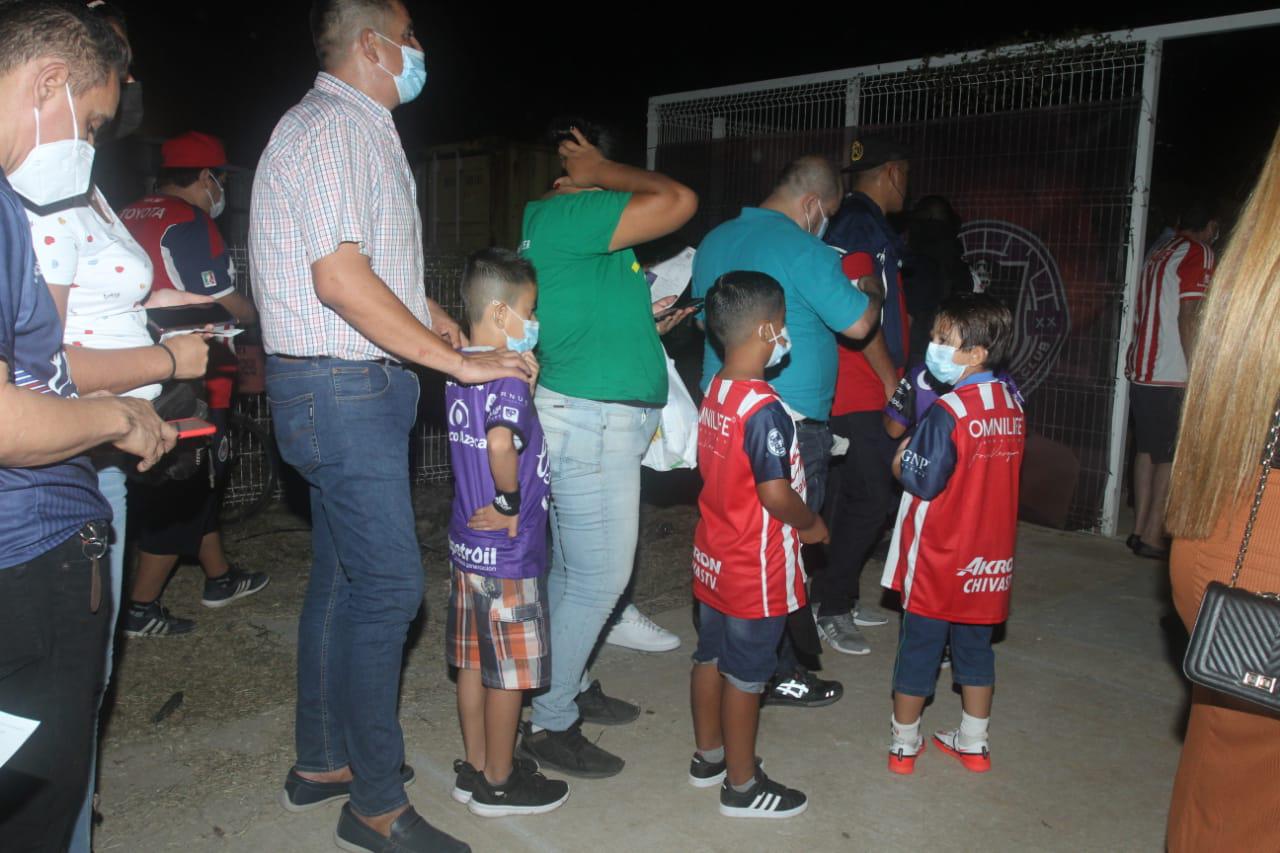 $!Aficionados de Mazatlán y Chivas viven fiesta futbolera en el Kraken
