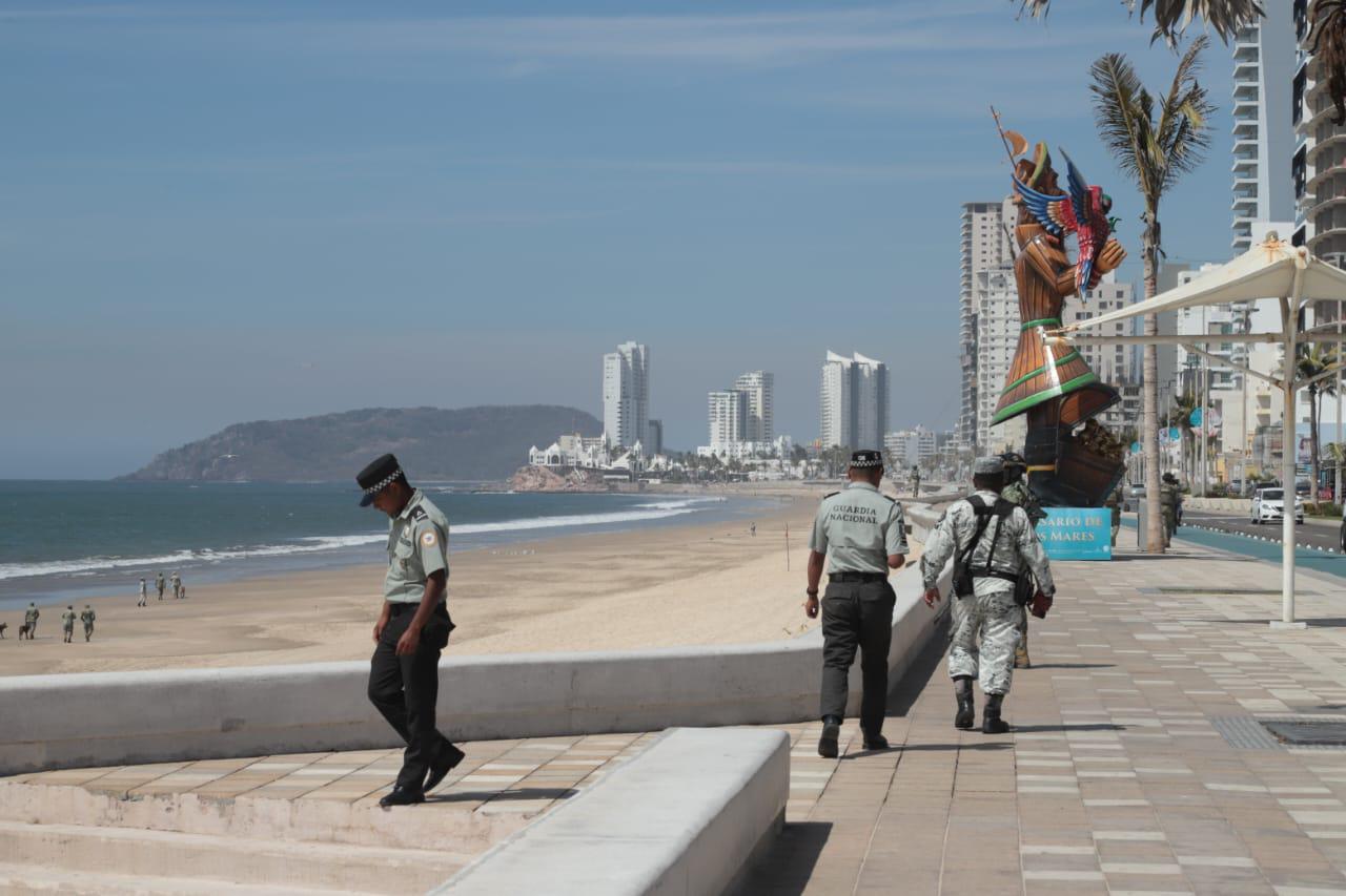$!Realizan militares operativo de búsqueda con perros entrenados en playa de Mazatlán