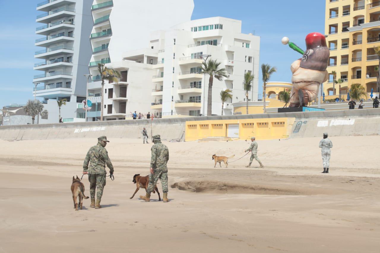 $!Realizan militares operativo de búsqueda con perros entrenados en playa de Mazatlán