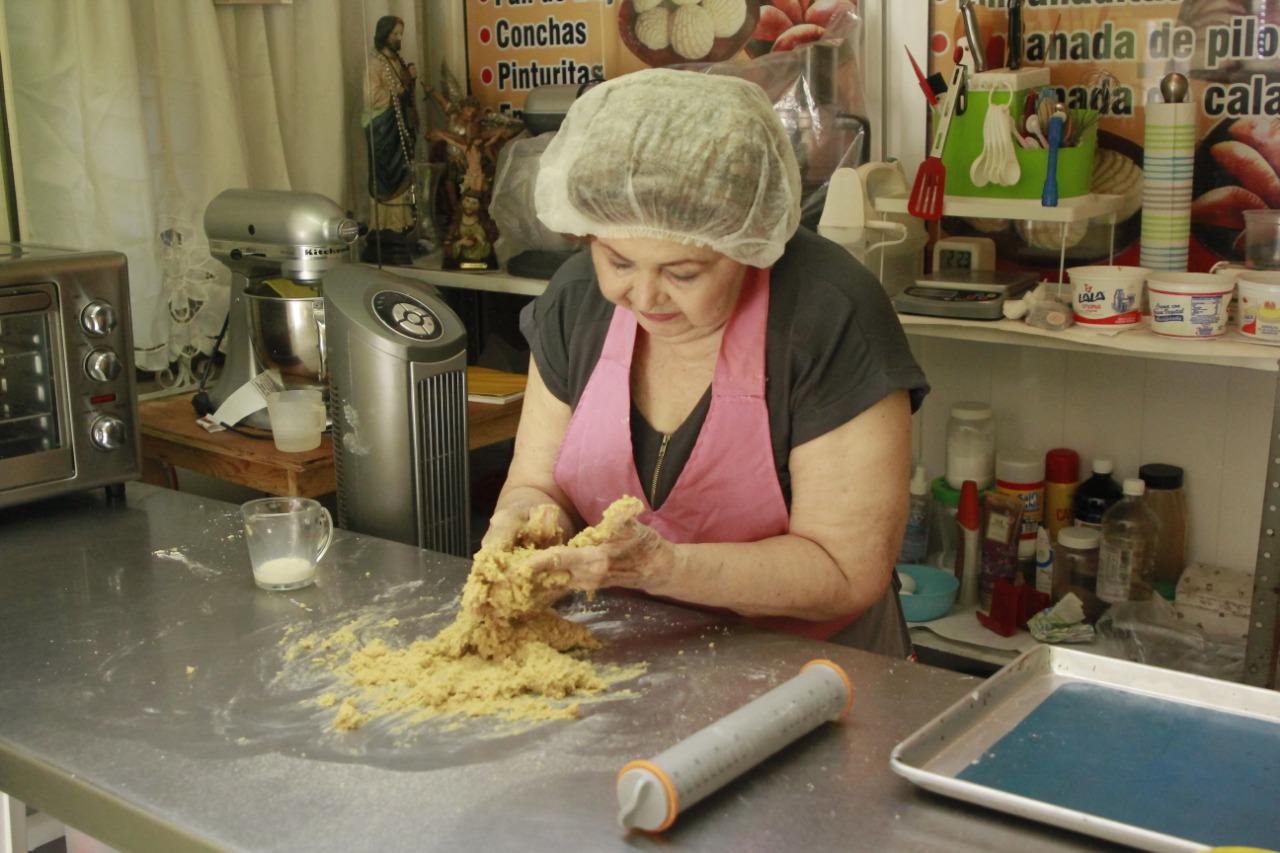 $!Con el sazón de la abuela, Alejandra hace deliciosas conchas rellenas y panes especiales en Culiacán