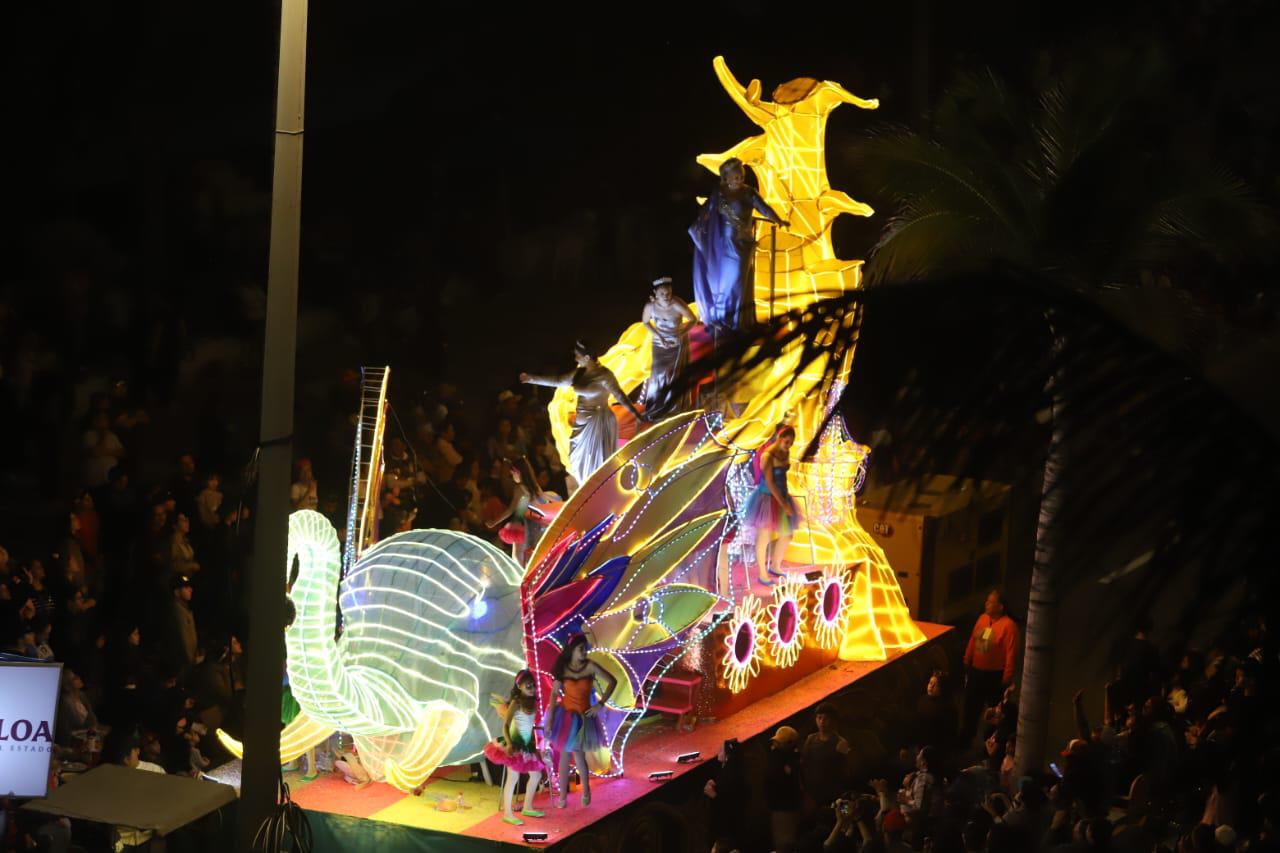 $!Abarrotan 515 mil personas el malecón en el segundo y último desfile del Carnaval de Mazatlán