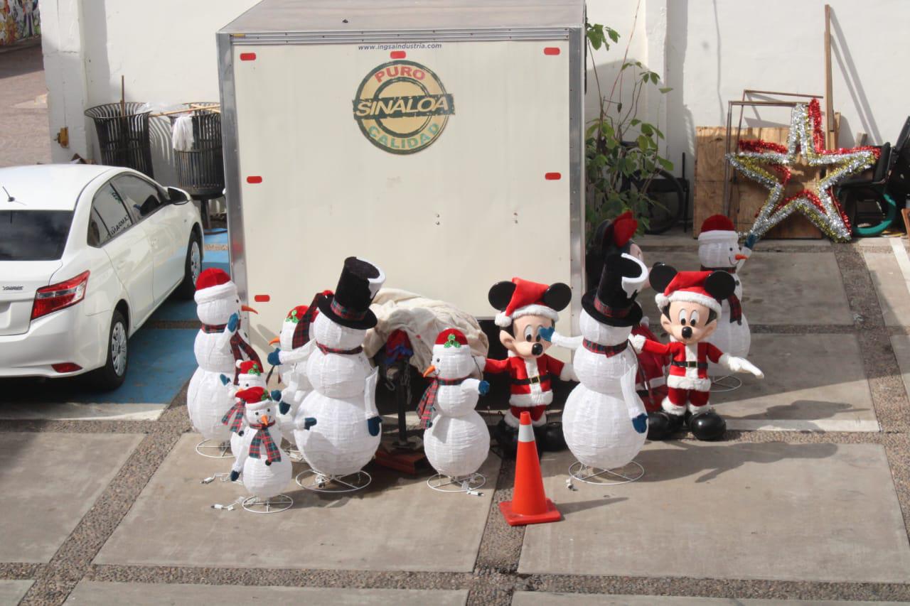 $!Por lluvias remueven decoración decembrina en Palacio Municipal de Rosario
