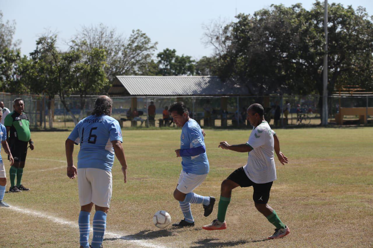 $!Brujildos sorprende al líder Amigos del Muralla en el Futbol Veteranos Platino