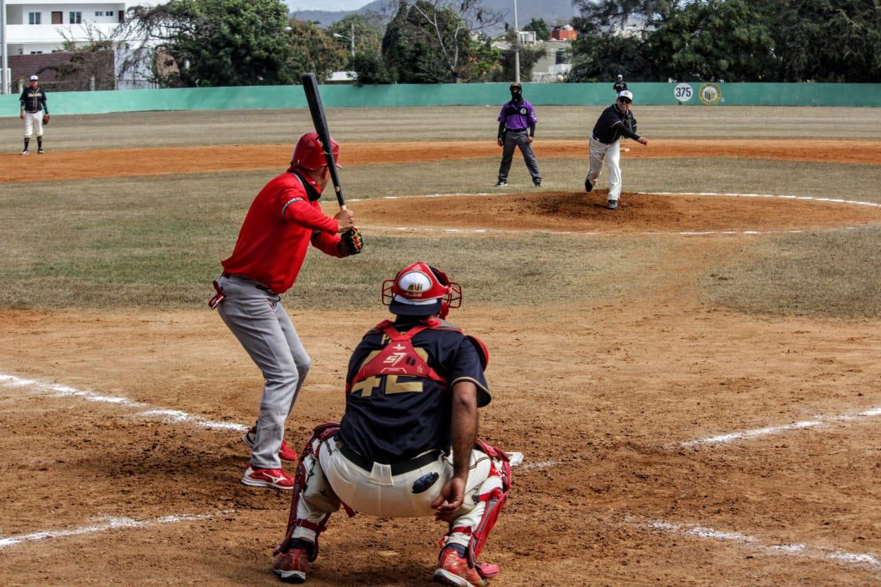 $!Agua Selecta le quita lo invicto a Murallenses en la Liga de Beisbol 40 Años y Más