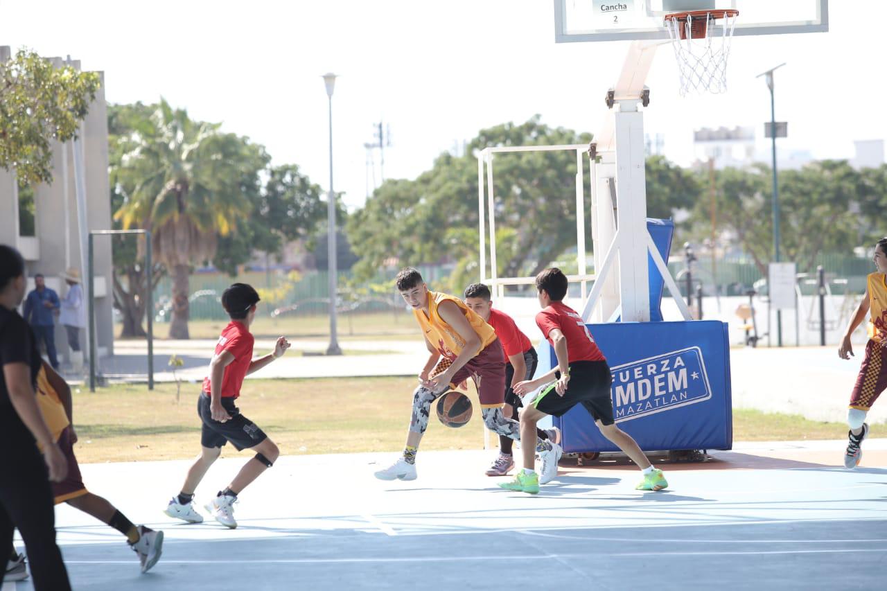$!Sun Devils ‘quema’ a Jaguares en la Copa de Basquetbol Mazatlán
