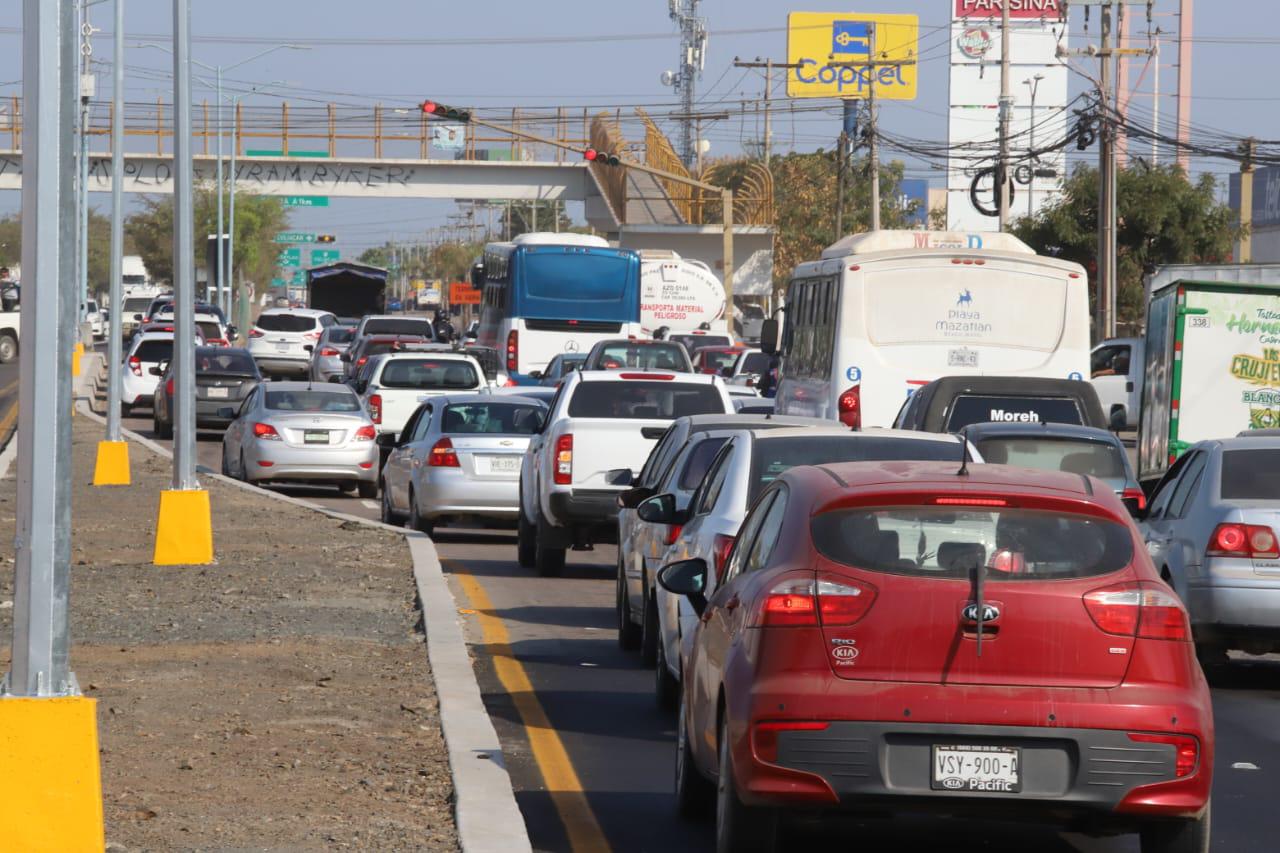 $!Obras inconclusas en nuevo puento agravan el tráfico en el Libramiento Colosio, en Mazatlán