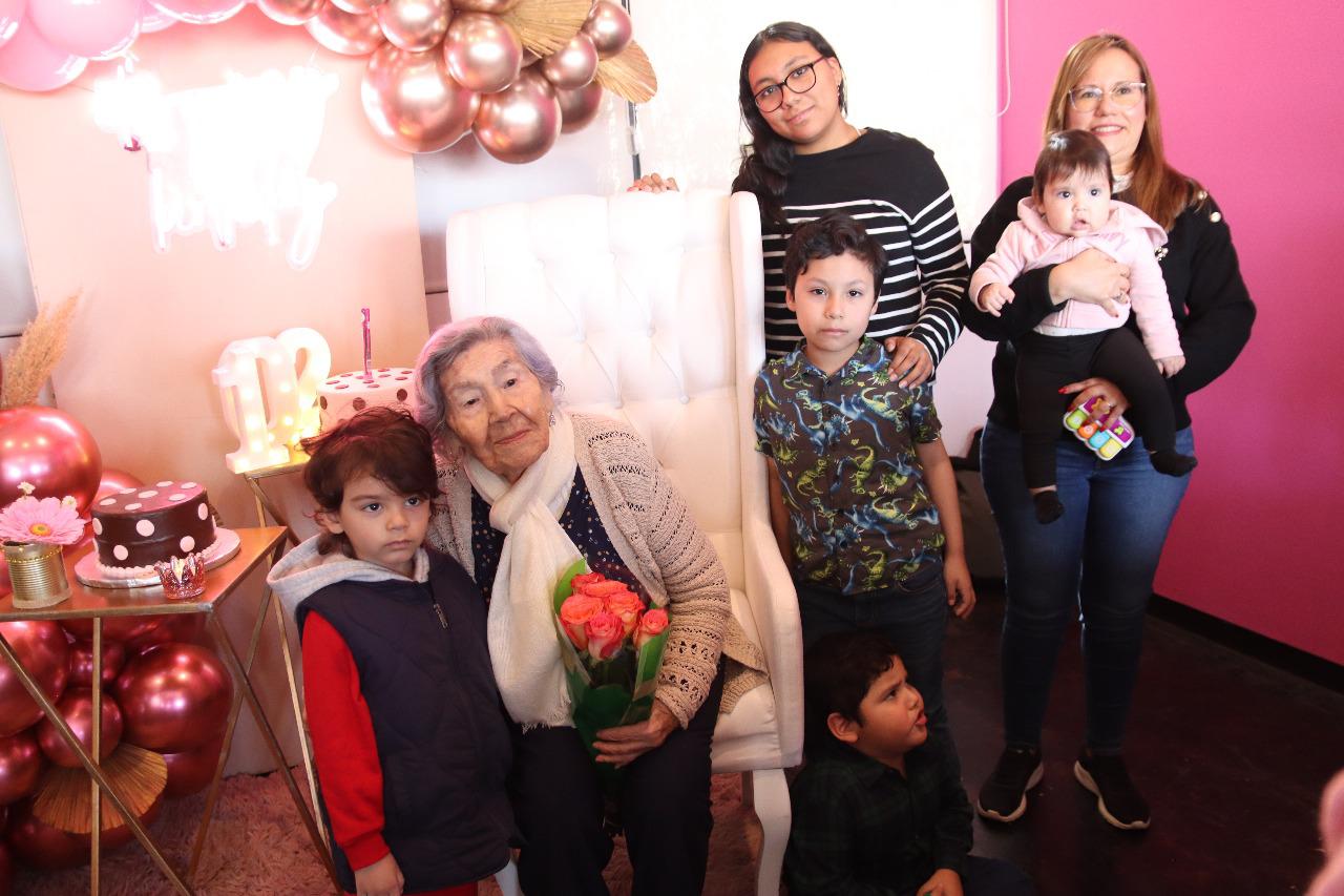 $!Guadalupe disfrutó de la compañía de sus bisnietos Andy y Axel Vásquez Sombra, y Jesús Emilio Jiménez Aguilar y Elena Guerrero.