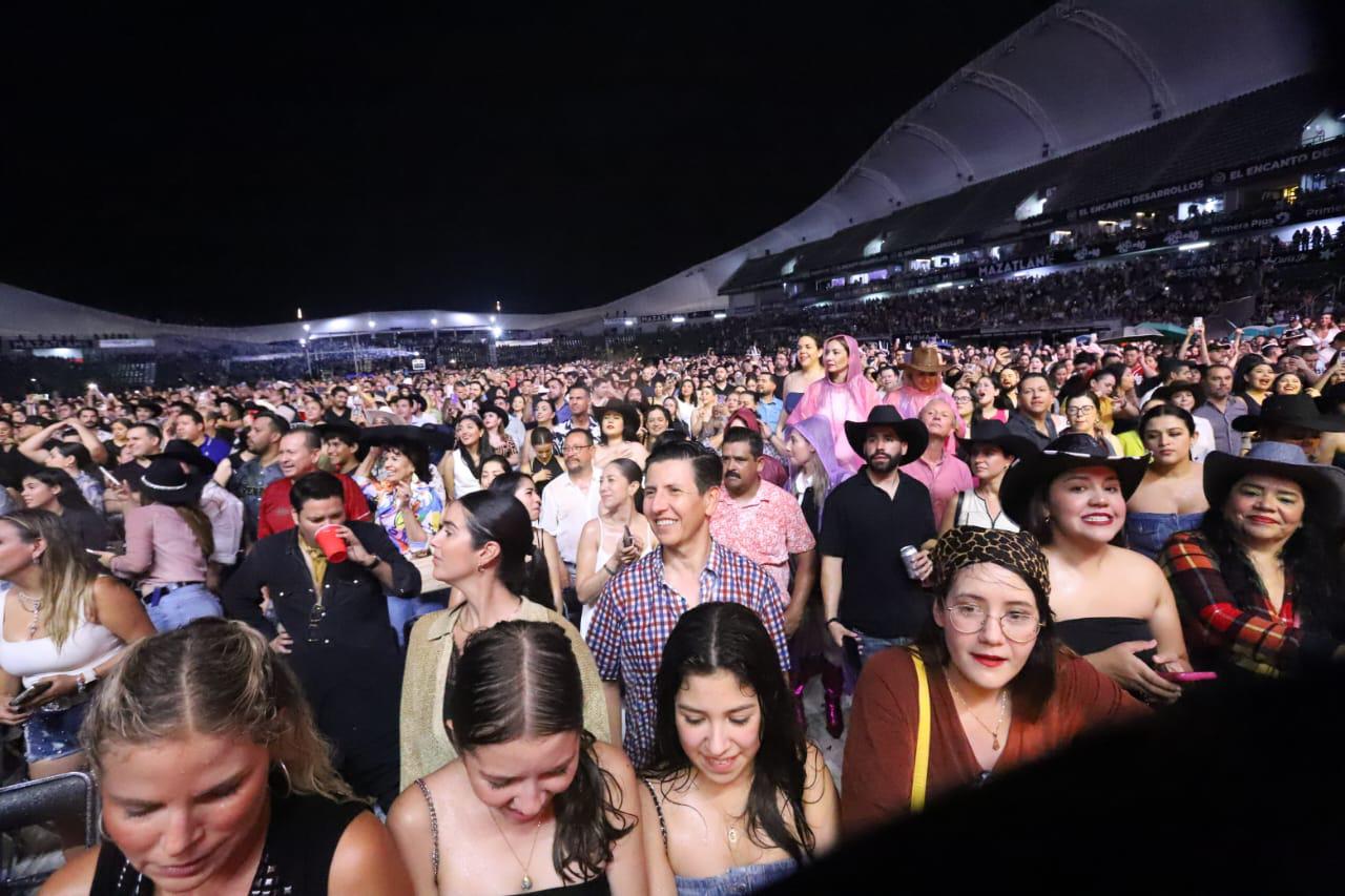 $!Sin importar el clima el público se entregó al concierto.