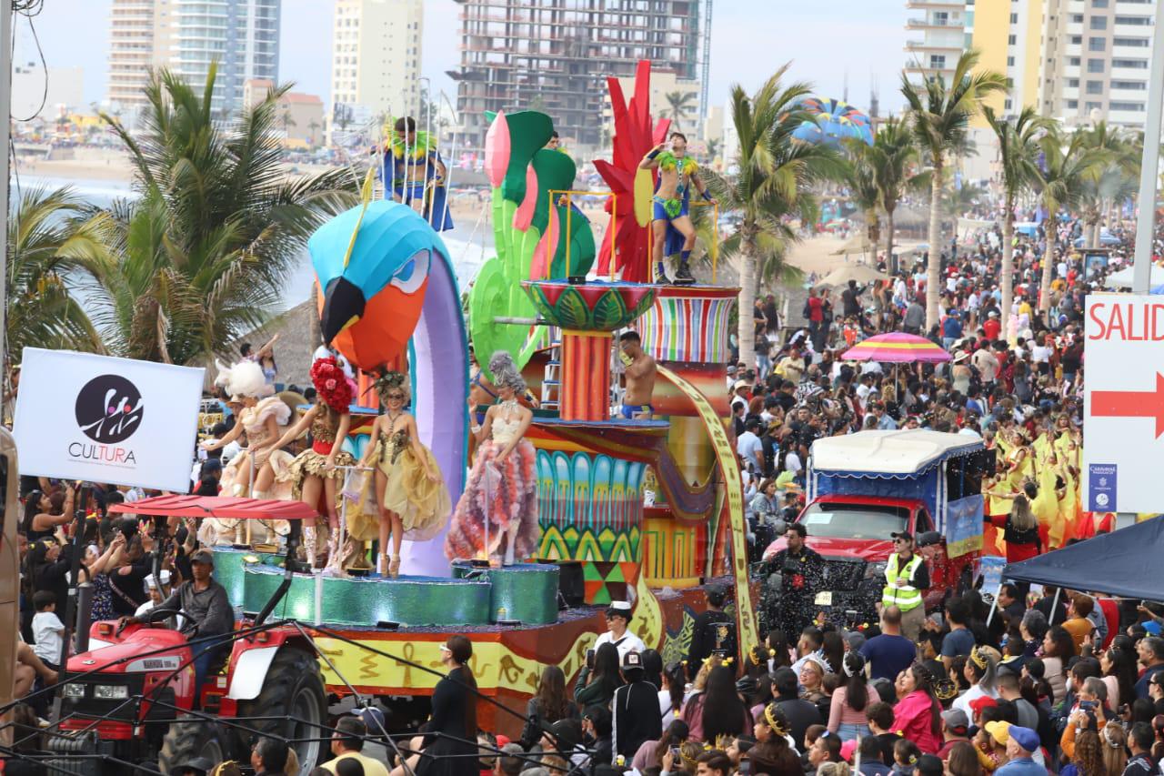 $!Se despide la realeza con emotividad en el segundo y último desfile del Carnaval de Mazatlán 2024
