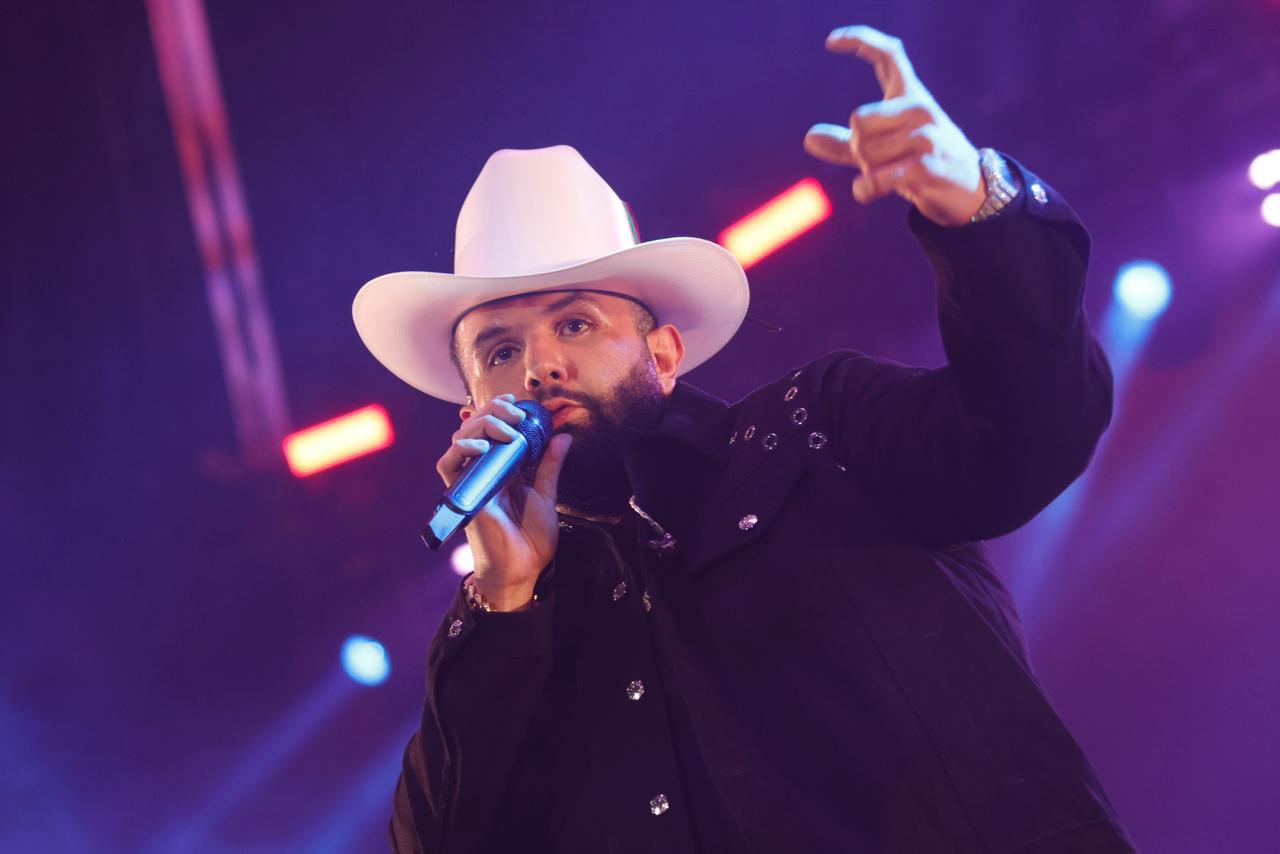 $!Arma la fiesta Carin León a ritmo de la tambora