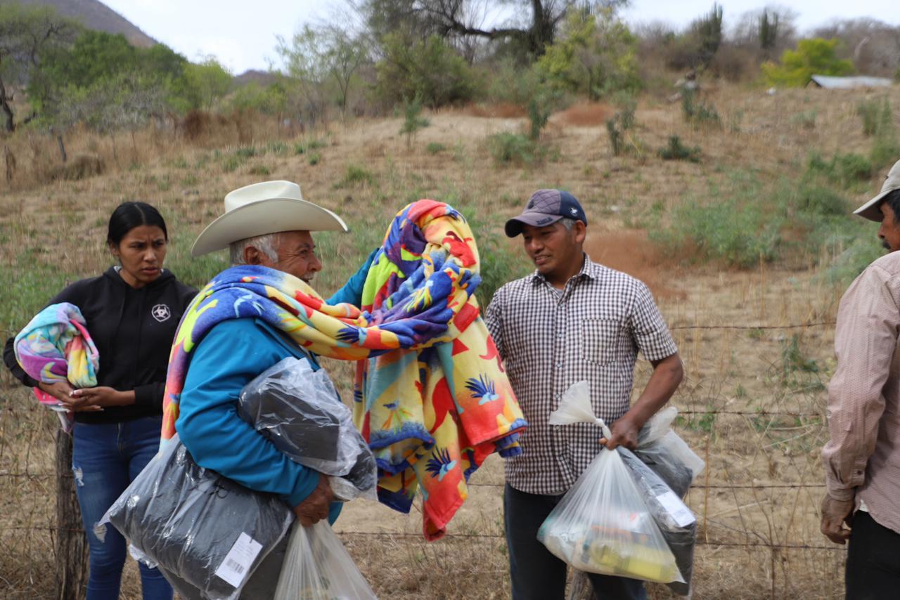 $!Reparte Gobierno de Sinaloa 4 mil 400 apoyos invernales para comunidades serranas de Choix