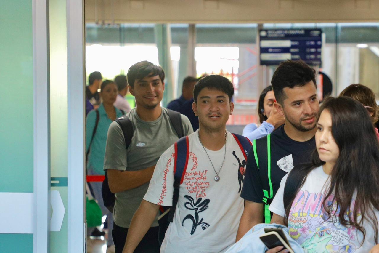 $!Selección Sinaloa de softbol llega finalmente a casa
