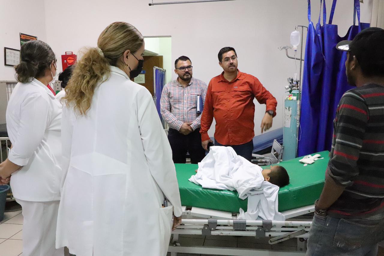 $!Por falta de servicios médicos en Durango, padre cabalga durante horas para traer a Sinaloa a su hijo que fue picado por un alacrán