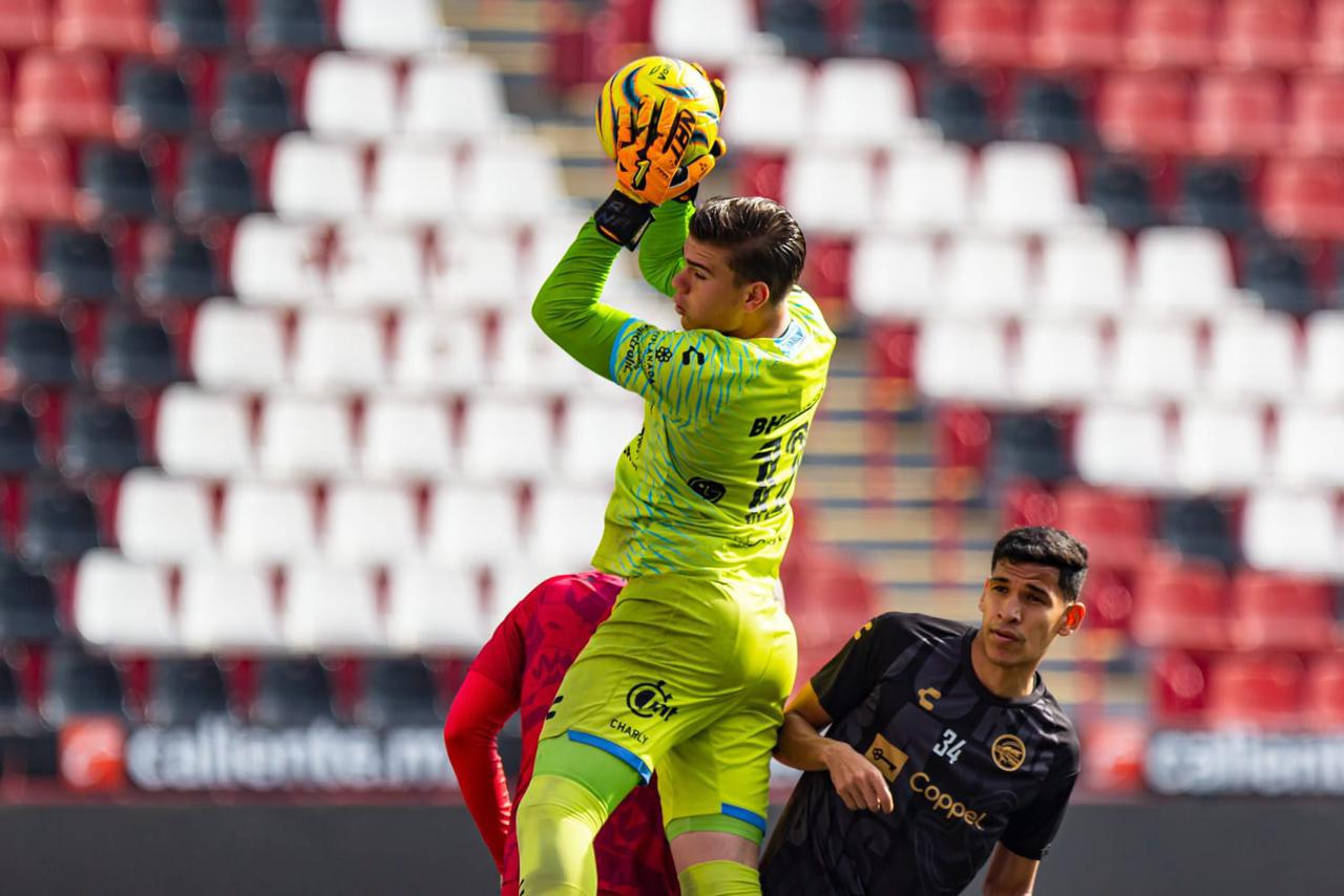 $!¡Coscorrón del hermano mayor! Dorados es goleado por Xolos en amistoso
