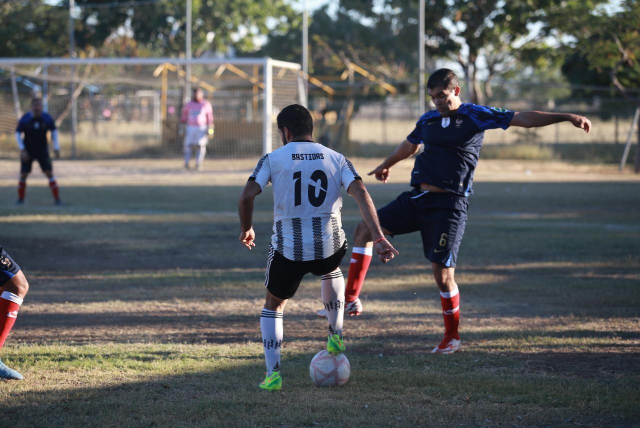 $!Golea IMSS a Visane-Ramada en Liga de Futbol Intermédicos