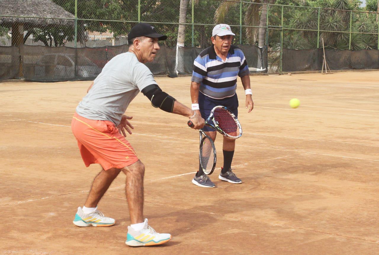 $!Mantienen Herrera y Sánchez su paso invicto en el Torneo de Tenis del Día del Padre