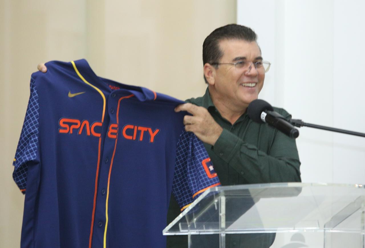 $!Trayectoria de José Luis Urquidy es reconocida por Ayuntamiento de Mazatlán