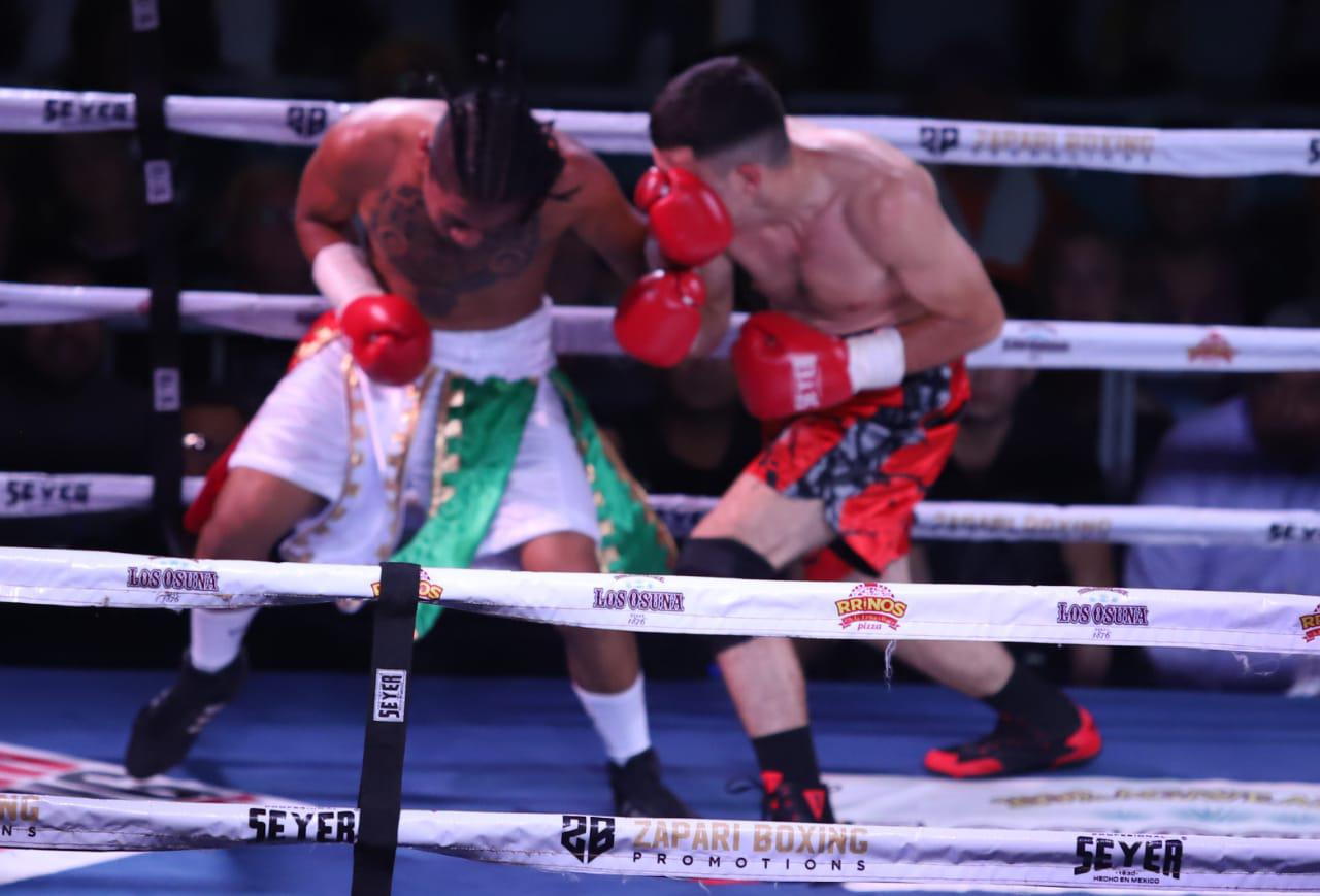 $!Feroz triunfo de Juan Estrada en velada de box Sangre Nueva 2