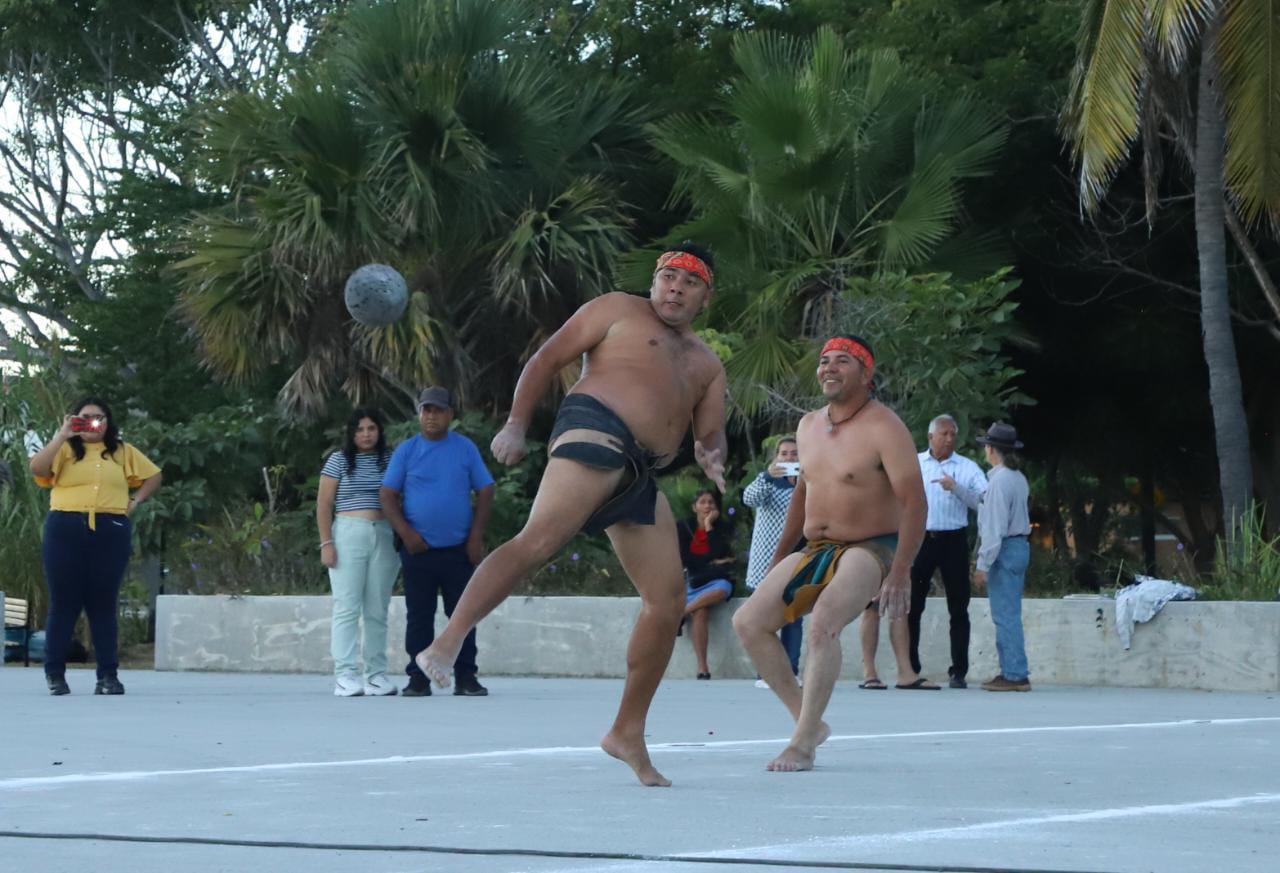 $!Dan exhibición de Ulama en el Parque Central en Mazatlán