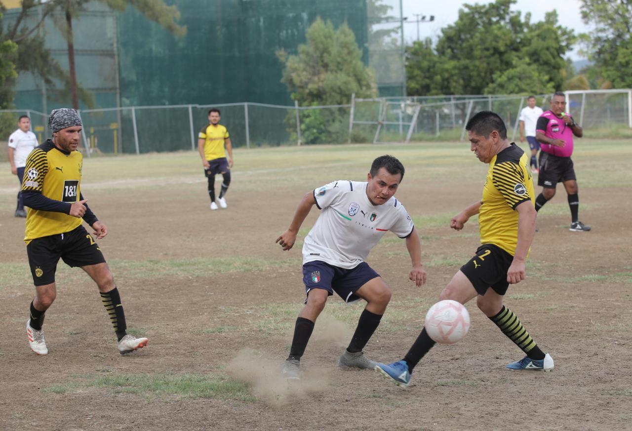 $!Dr. Nares continúa invicto en Liga de Futbol Intermédicos