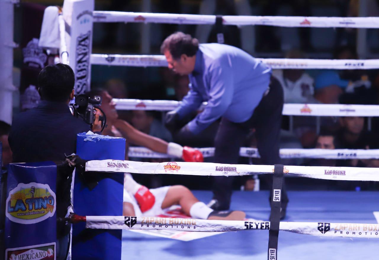 $!Feroz triunfo de Juan Estrada en velada de box Sangre Nueva 2