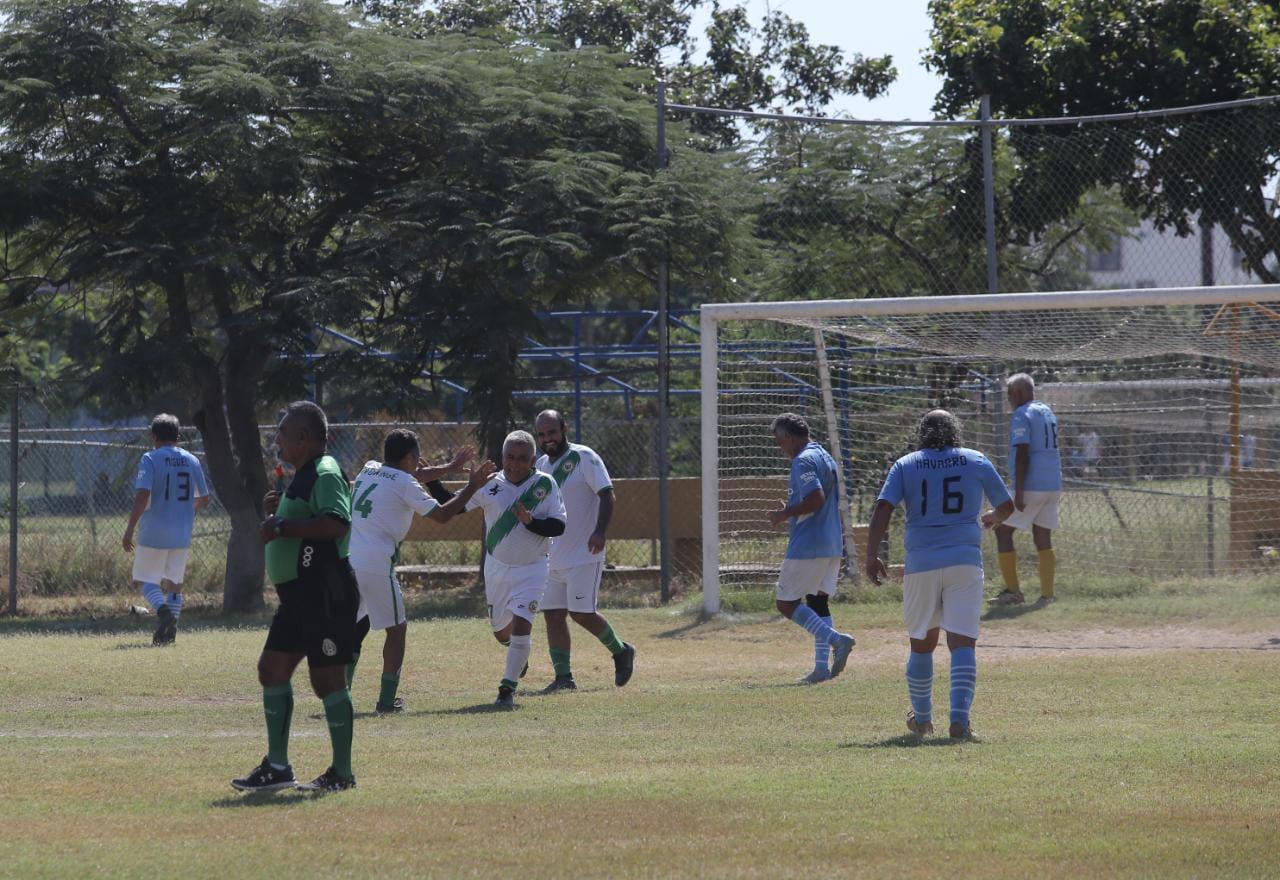 $!Brujildos sorprende al líder Amigos del Muralla en el Futbol Veteranos Platino