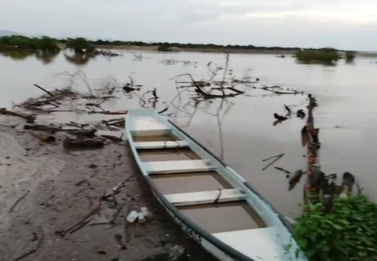 $!‘Nora’ provoca desbordamientos en estero de Chametla y se lleva el camarón