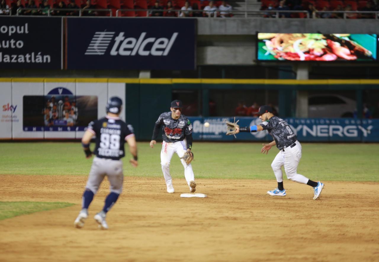 $!Falla relevo de Venados y Sultanes evita la barrida