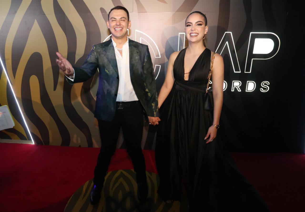 $!El Yaki llegó acompañado por su novia, Nicole Pinilla.
