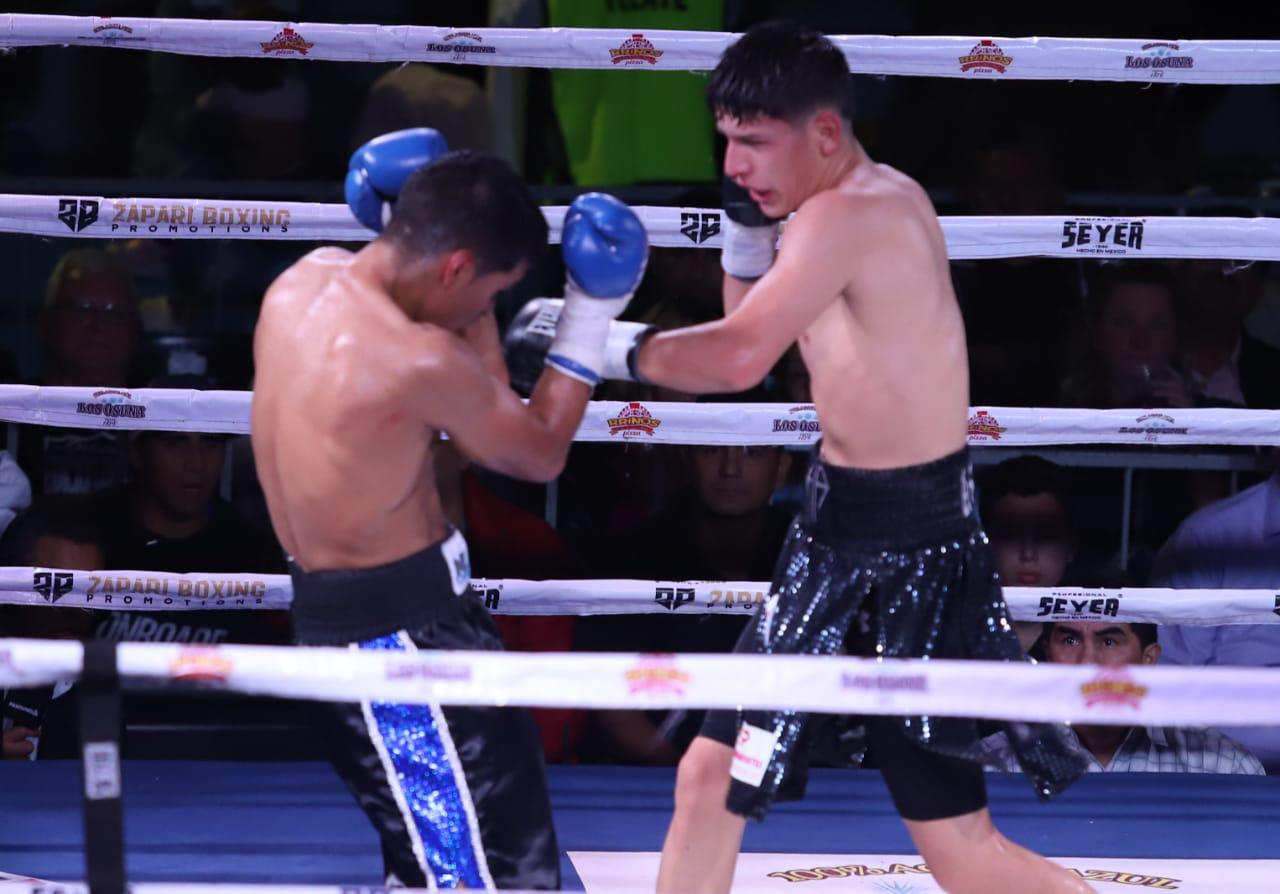 $!Feroz triunfo de Juan Estrada en velada de box Sangre Nueva 2
